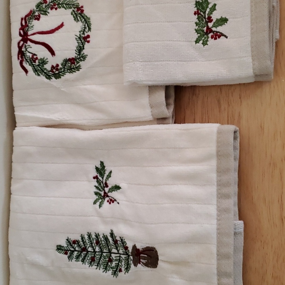 Three Piece Ivory Bath Towel Set With Trees And Holly